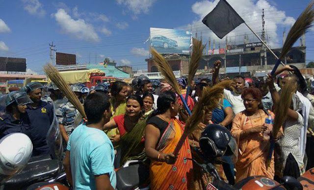 माधव नेपाल प्रमुख अतिथि भएको कार्यक्रममा राजपा कार्यकर्ताबिच र प्रहरीबीच झडप, ६ जना घाइते