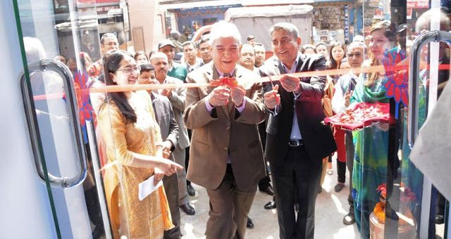 केएमसीमा नेपाल इन्भेष्टमेण्टको एक्स्टेन्सन काउण्टर, नवजात शिशुको खातामा ५ सय र केक उपहार