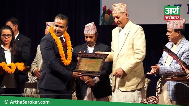 नेपाल लाइफ बन्यो इन्स्योरेन्स क्षेत्रको सर्वोत्कृष्ट करदाता, सिइओ बिबेक झाले थापे सम्मान (भिडियो रिपोर्ट)