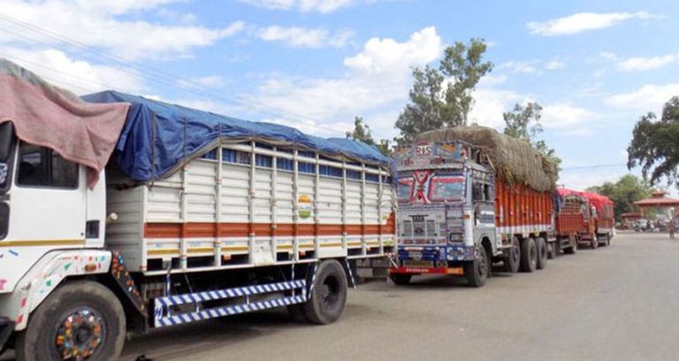 एकैदिन भारतबाट पेट्रोलियम पदार्थ र खाद्यान्नका ८५ वटा ट्रक र ट्याङ्कर नेपाल भित्रिए