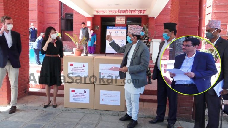 ‘मास्क नलगाउने महासय’देखि दुई देशका प्रतिनिधिको ‘गुडलक’सम्म, ११ तस्विरमा हेर्नुहोस् नेपाल-चीन सहयोग हस्तान्तरण कार्यक्रम (फोटो-कथा)
