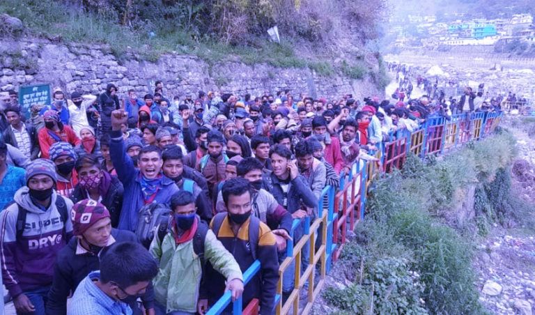 सीमामा नेपालीको नाराबाजी ‘आफ्नो जनता फिर्ता लेउ’, सरकारलाई किन दुख्दैन सुदुरपश्चिम…?