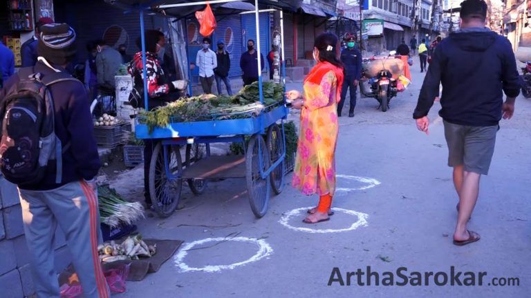 सचेत छन् नेपाली जनता, यसरी अनुशासित बन्दैछ तरकारी बजार… (फोटो कथा)
