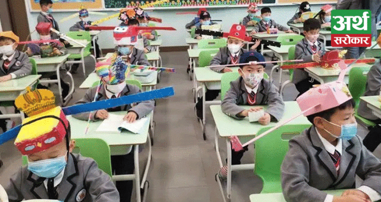 कोरोनाको उद्गमस्थल चीनमा खुल्न थाले विद्यालय, व्यक्तिगत दूरीका लागि टोपीमा लट्ठी (फोटोफिचर)