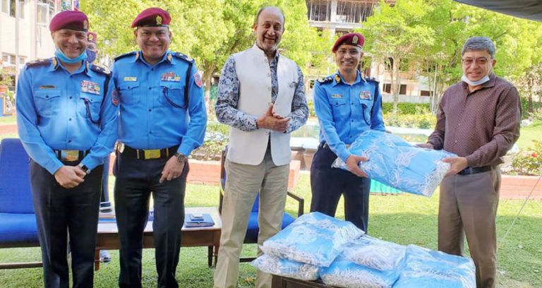 संकटका बेला नेपाल चेम्बरको सहयोग : प्रहरी प्रधान कार्यालय नक्साललाई ५ हजार थान माक्स हस्तान्तरण