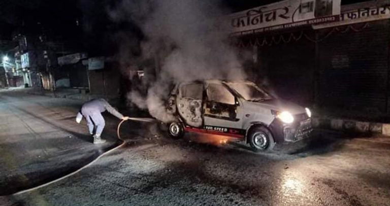 नेपाल बन्द अपडेट : एका बिहानै प्रचण्डका कार्यकर्ताले ट्याक्सी जलाए !
