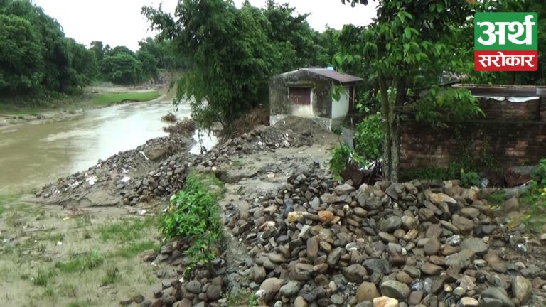 विराटनगरस्थित सिंघीया खोला किनारमा गहिरो खाडल खनेर लथालिङ छाडियो, सुकुम्बासी बस्ती जोखिममा (भिडियो)