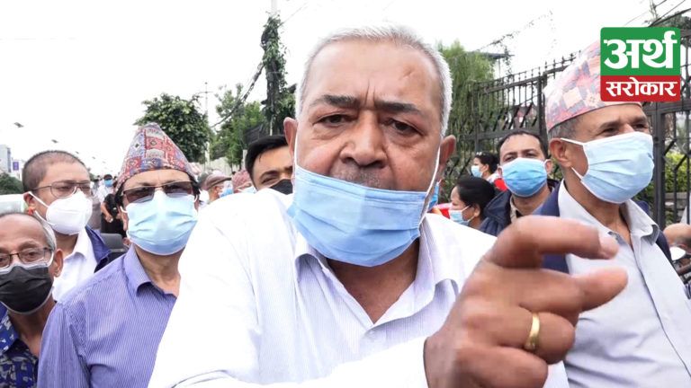 काठमाडौँका खोप केन्द्रहरु अस्तव्यस्त, दिउँसो २ बजेसम्म पनि खोप लगाउन नपाएपछि वृद्धवृद्धाहरु आक्रोशित (भिडियो रिपोर्ट)