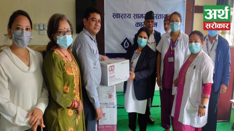 बैंक अफ काठमाण्डू लिमिटेडद्वारा भक्तपुर अस्पताललाई स्वास्थ्य साम्रगी हस्तान्तरण