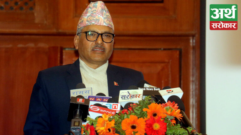 ‘नेपाली बैंकिङ क्षेत्र सुरक्षित र मजबुत छ, सानातिना धक्काले कुनै असर गर्दैन’ – गभर्नर अधिकारी