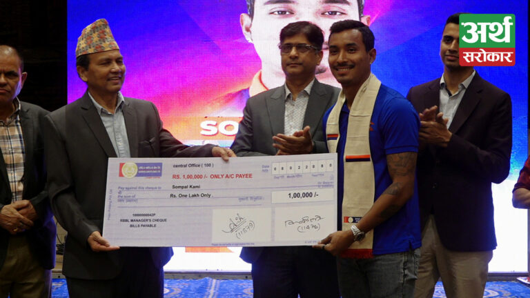 राष्ट्रिय वाणिज्य बैंकद्वारा नेपाली राष्ट्रिय क्रिकेट टोलीका खेलाडी सम्मानित, जनही १ लाख वितरण (फोटो-कथा)