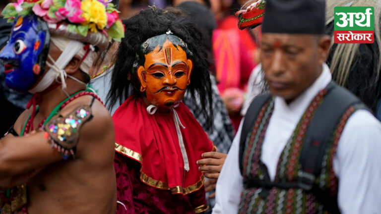 तस्विरमा हेर्नुहोस् काठमाडौंमा गाईजात्राको रौनक (फोटो-कथा)