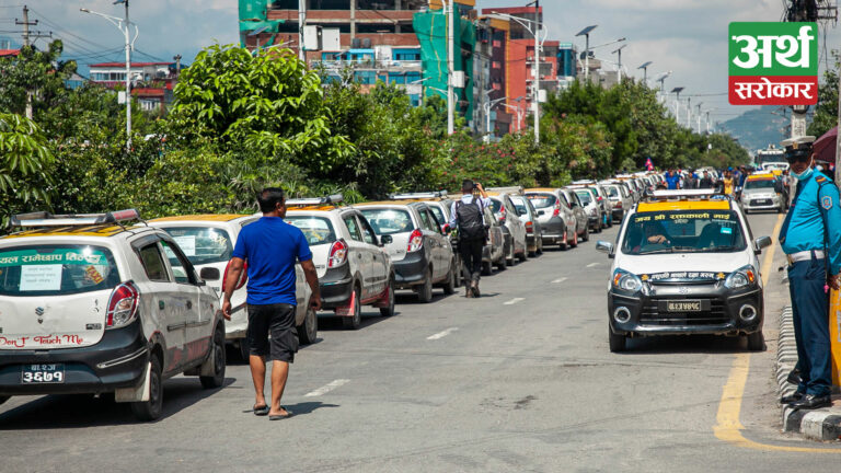काठमाडौंका सडकमै ट्याक्सी तेर्स्याएर आन्दोलन…(फोटो-कथा)