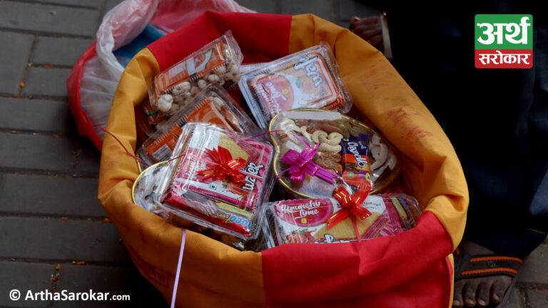 दाईभाईलाई टिका, मसला र उपहार, तस्वीरमा हेर्नुहोस् न्युरोडको व्यापार (फोटो-कथा) 