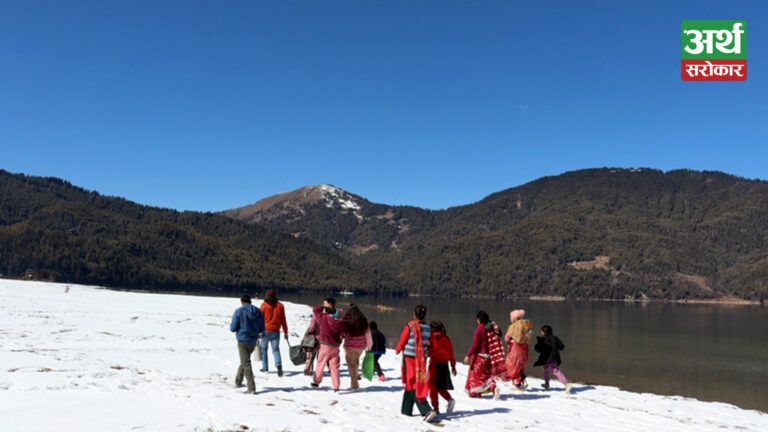 रारामा हिमपात, नीलो आकाश मुनि रमाउँदै पर्यटक (फोटो-कथा)