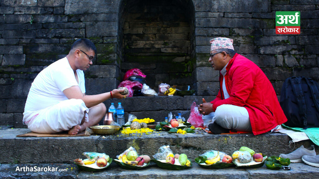 सोह्र श्राद्ध सुरु, पशुपतिनाथमा दिवङ्गत पितृलाई सिदादान र पिण्डदान गर्नेको भिड… (फोटो-कथा)