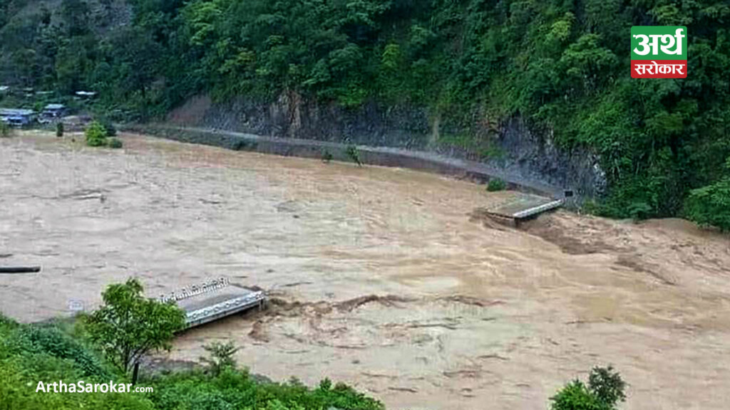 खोटाङमा पहिरोले ३३ घर पुरिए, तराईसँग सिधा सम्पर्कविच्छेद