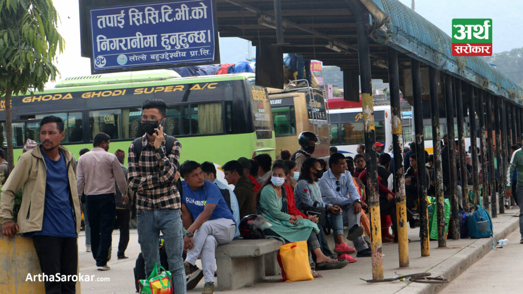 दशैँ मनाउन काठमाडौँबाट दैनिक एक लाख मानिस बाहिरिँदै