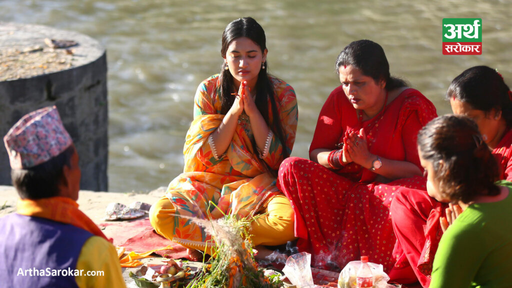 गुहेश्वरीमा ऋषीपञ्चमीः स्नान गरी दत्तिउन टोक्दै पूजा गर्दै नारीहरु (फोटो-कथा)