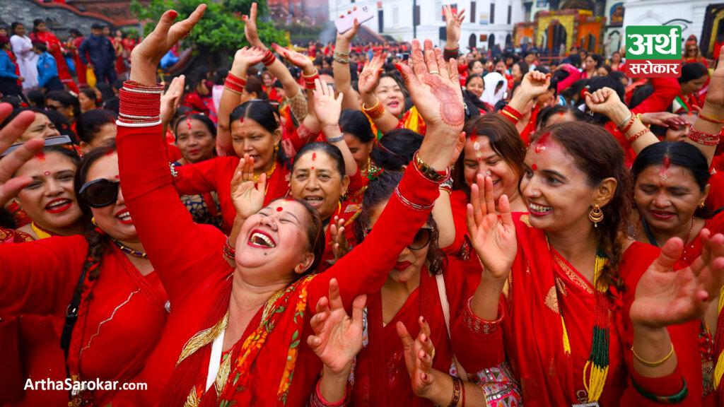 तीजमय बन्यो पशुपतिनाथ मन्दिर, झरीमा पनि नाँच्दै, गाउँदै, रमाइलो गर्दै नारीहरु… (फोटो-कथा) 