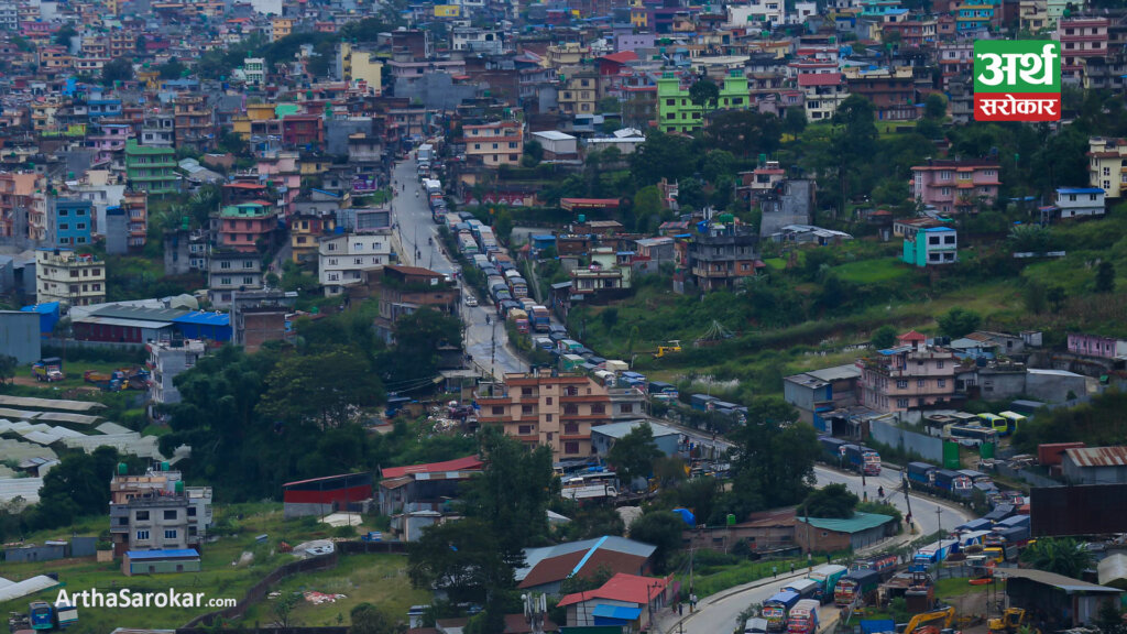 पहिरोले काठमाडौँका सबै नाका बन्द, हजारौँ गाडी बाटोमै रोकिए, यात्रुहरु तनावमा… (तस्वीरहरु)