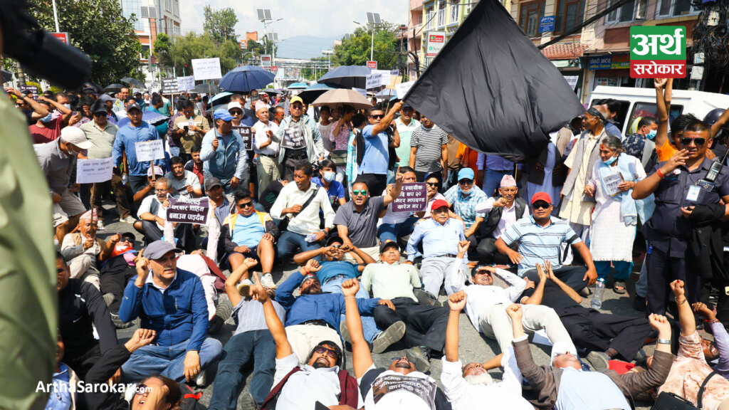 खोला किनारमा २० मिटर मापदण्ड कायम गर्ने अदालतको फैसलाविरुद्द सडकमा सुतेर प्रदर्शन… (फोटो-कथा)