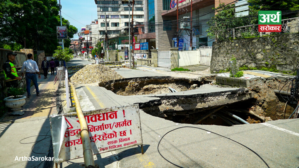 काठमाडौँका सडकमा भ्वाङ, समयमा निर्माण नसकिँदा यात्रुलाई सास्ती… (फोटो-कथा) 