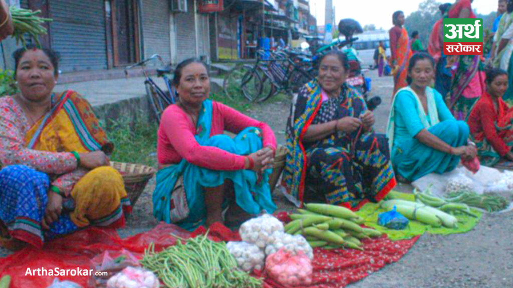 तरकारी बेचेर जीविकोपार्जन गर्दै थारू महिला