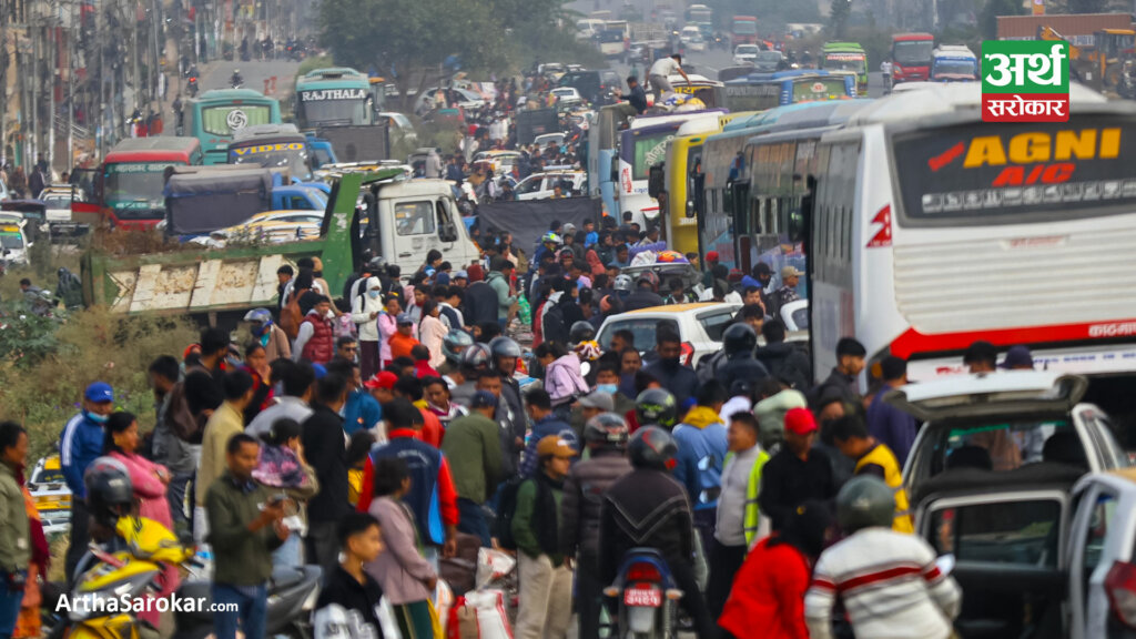 दशैँ मान्न गाउँ गएकाहरु कोसेली लिएर फर्किए, चाप बढेपछि काठमाडौँमा भीड र जाम उस्तै… (तस्विरहरु) 