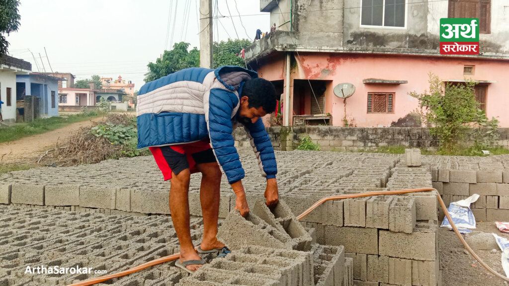 इन्जिनियरिङ अध्ययन गरेर ब्लक उद्योगमा स्थापित