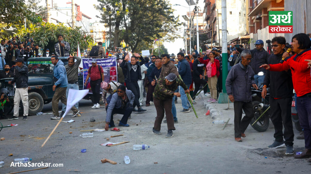 काठमाडौँमा सहकारी पीडित र प्रहरीबीच झडप, दुई पक्षबीच ढुंगा हानाहान, केही बेहोस, केहीको टाउको फुट्यो ! (तस्विरहरु) 