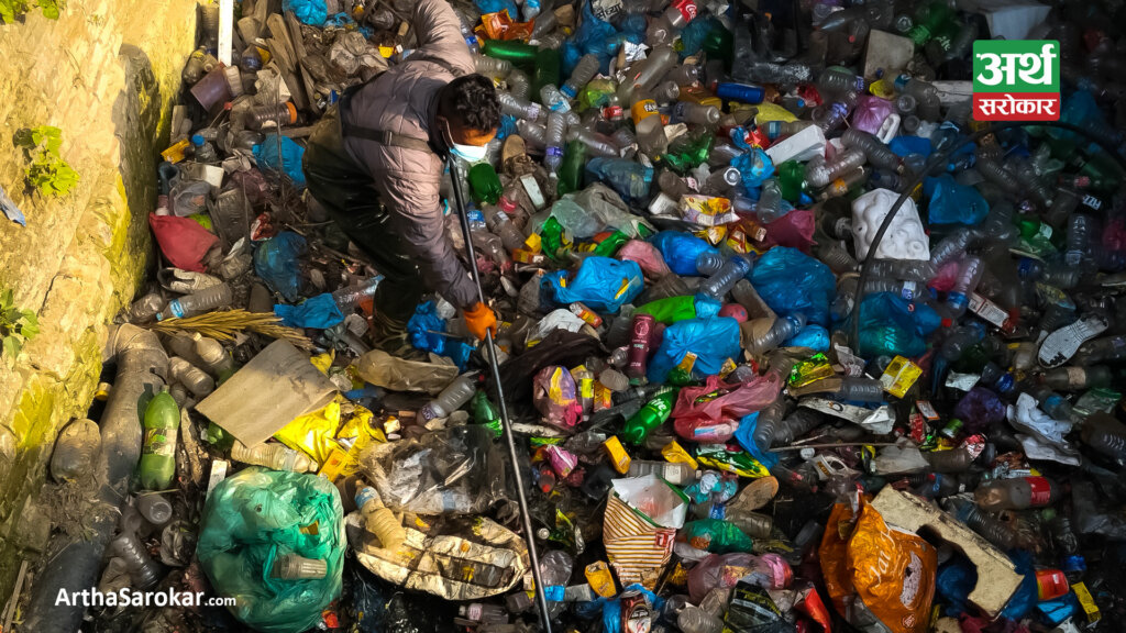 टुकुचाको फोहर सफा गर्दै काठमाडौं महानगरपालिका (तस्विरहरु)