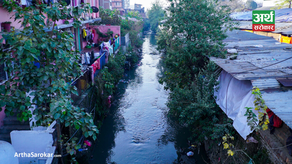 ढलले टुकुचा दुर्गन्धित, खोला वरपर बस्नै गाह्रो (तस्विरहरु)