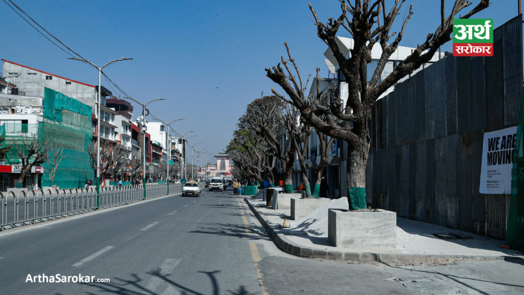 दरबारमार्गको फुटपाथमा ग्रेनाइट बिछ्याइँदै (तस्विरहरु)