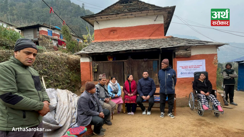 धौलागिरी लघुवित्तद्वारा अशक्तलाई ह्वीलचेयर वितरण