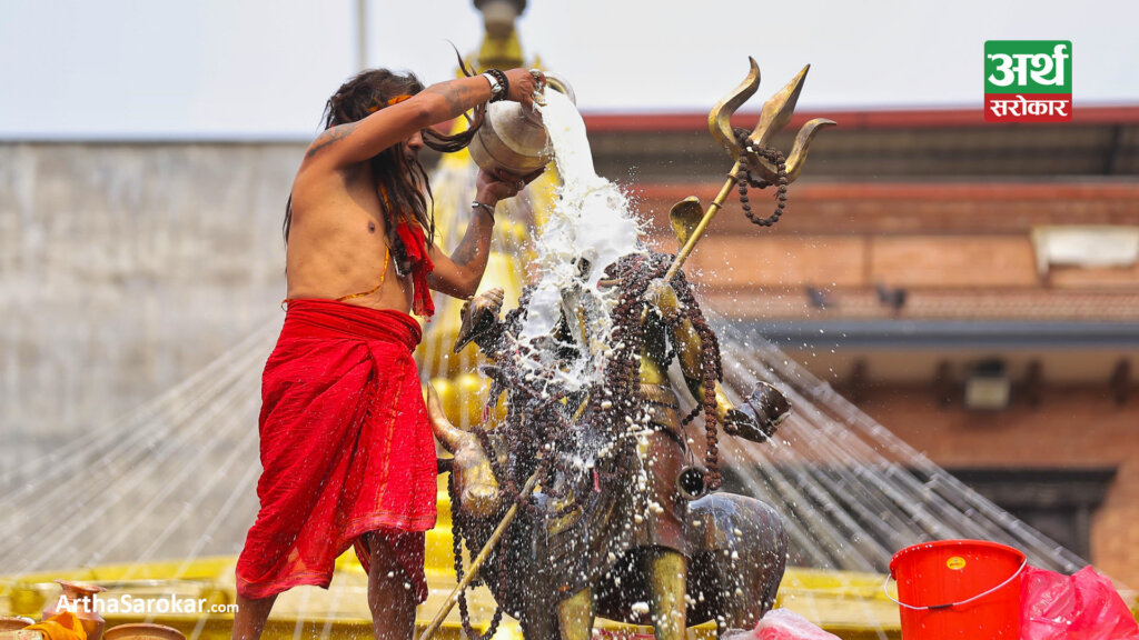 सानो पशुपतिनाथको प्रवेशद्वारमा महादेवको मूर्ति रुद्राभिषेक (तस्विरहरु)