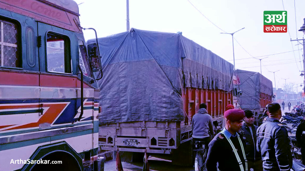 मन्त्रीको गाडीलाई साइड नदिएको भन्दै तीन ट्रक कारवाहीमा, ‘मन्त्रिले नै गाडीभित्रबाट थुन्नु भन्दै आदेश दिए’