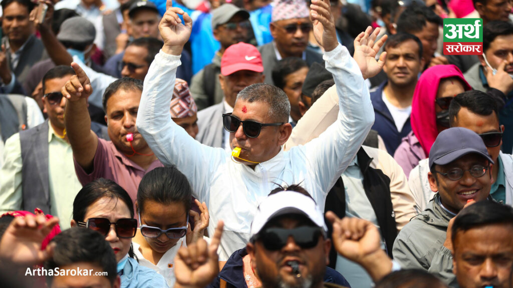 ‘सरकारले सुनेन’ भन्दै सडकमा शिक्षकको सिठ्ठी आन्दोलन (तस्विरहरू)
