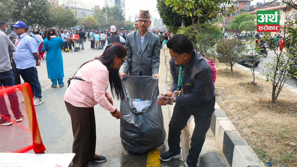 शिक्षकहरु आफैँ गर्छन् सरसफाई (तस्विरहरू)